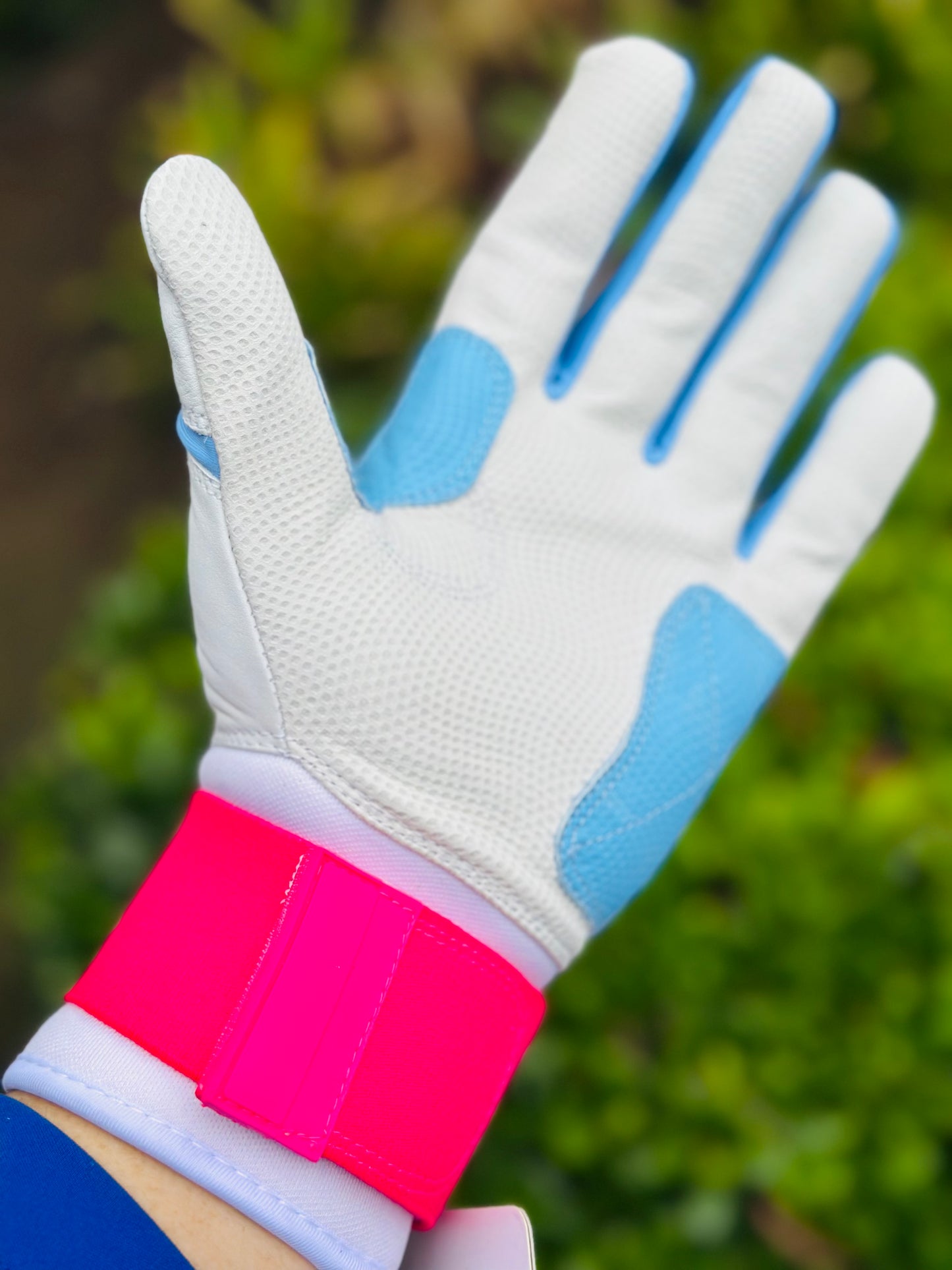 GT Batting Gloves w/ Carry Case - White
