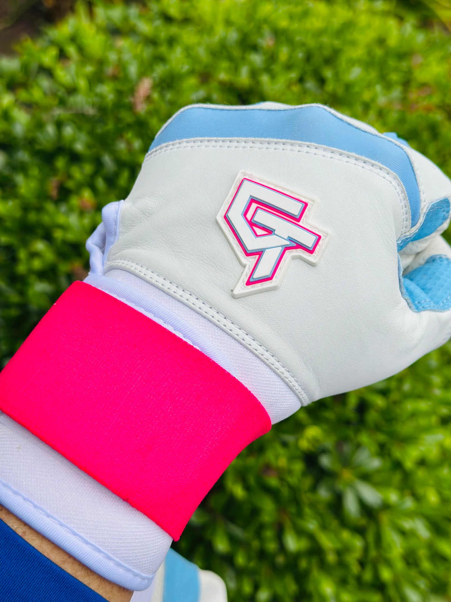 GT Batting Gloves w/ Carry Case - White